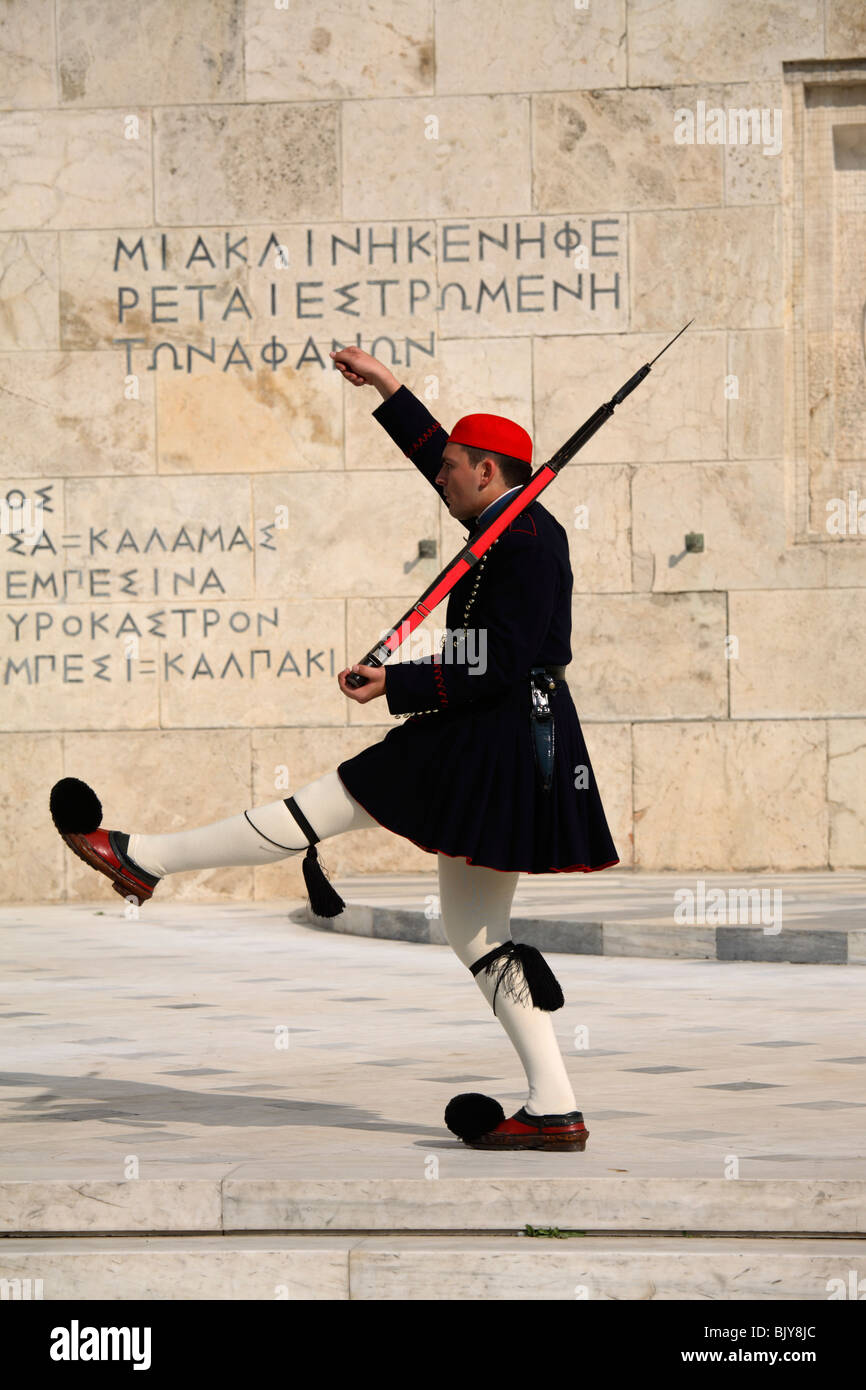 Wachen, bekannt als Evzonen marschieren vor dem Grab des unbekannter Soldat, Athen, Griechenland Stockfoto