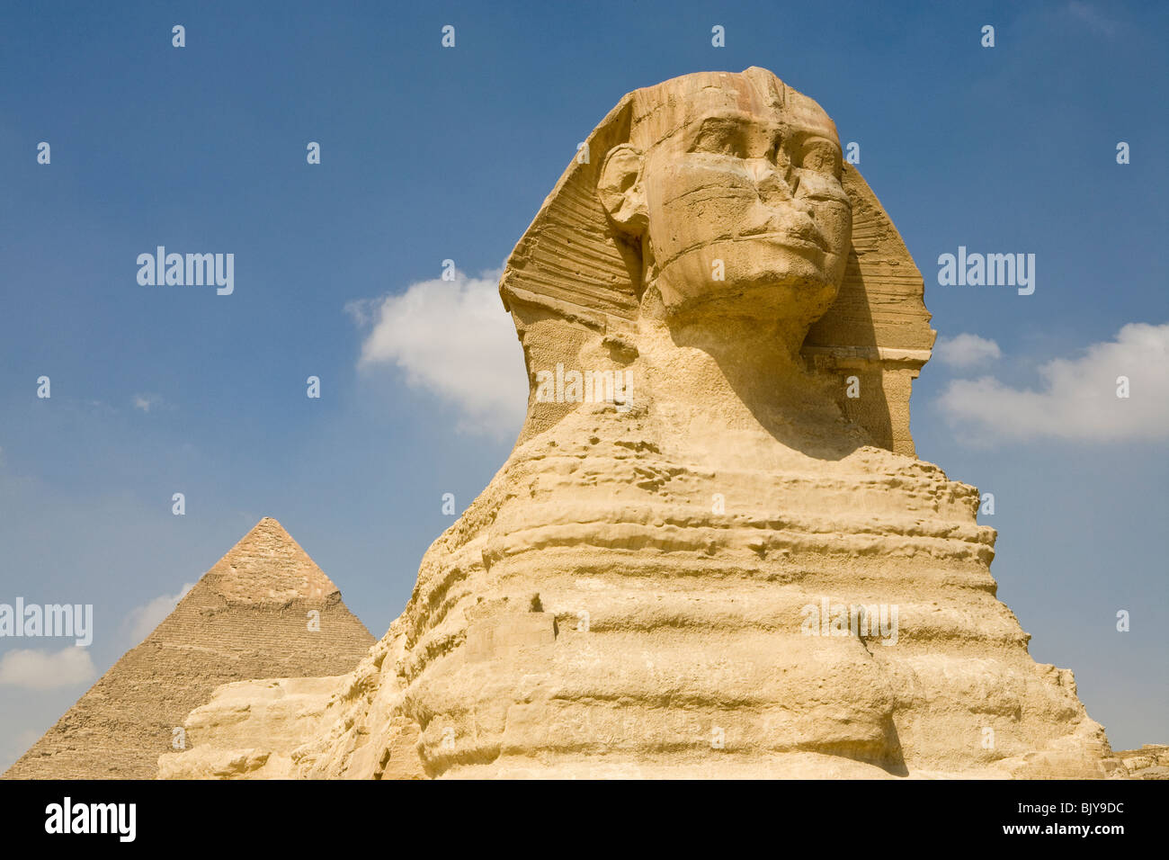 Die große Sphinx von Gizeh, gesehen aus dem Sphinx-Gehäuse mit der Chephren-Pyramide im Hintergrund, Kairo, Ägypten Stockfoto