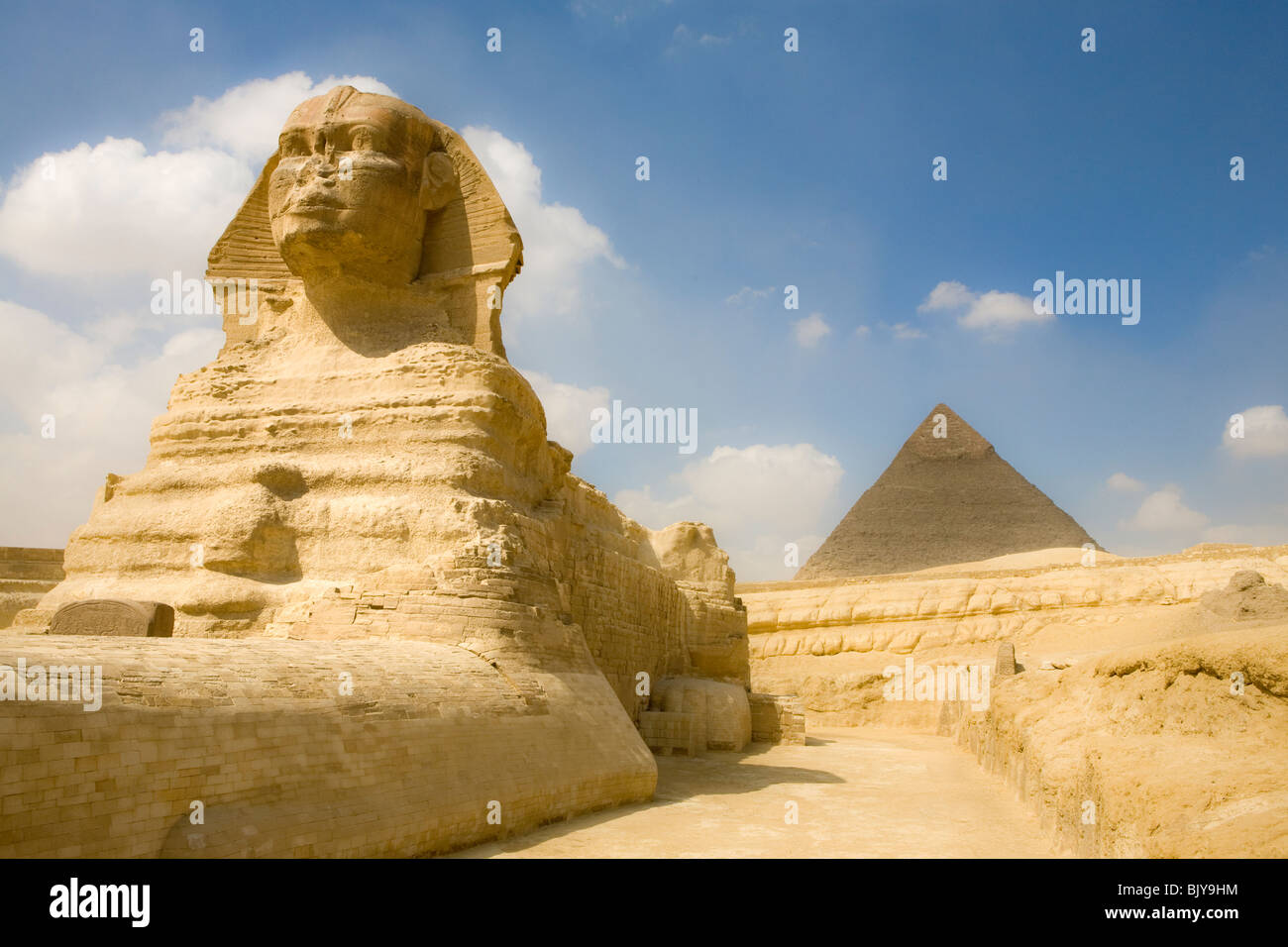 Die große Sphinx von Gizeh, gesehen aus dem Sphinx-Gehäuse mit der Chephren-Pyramide im Hintergrund, Kairo, Ägypten Stockfoto