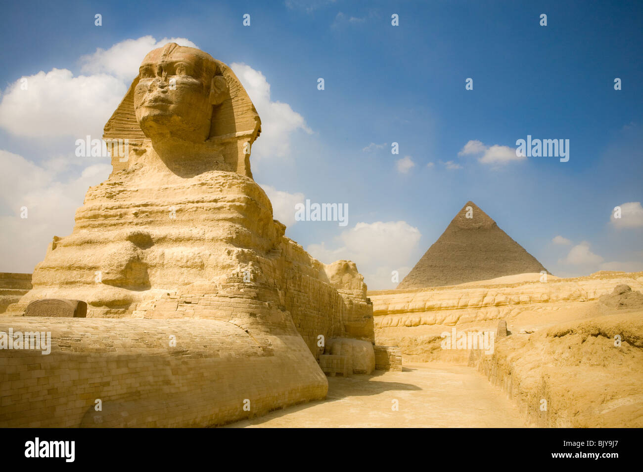Die große Sphinx von Gizeh, gesehen aus dem Sphinx-Gehäuse mit der Chephren-Pyramide im Hintergrund, Kairo, Ägypten Stockfoto