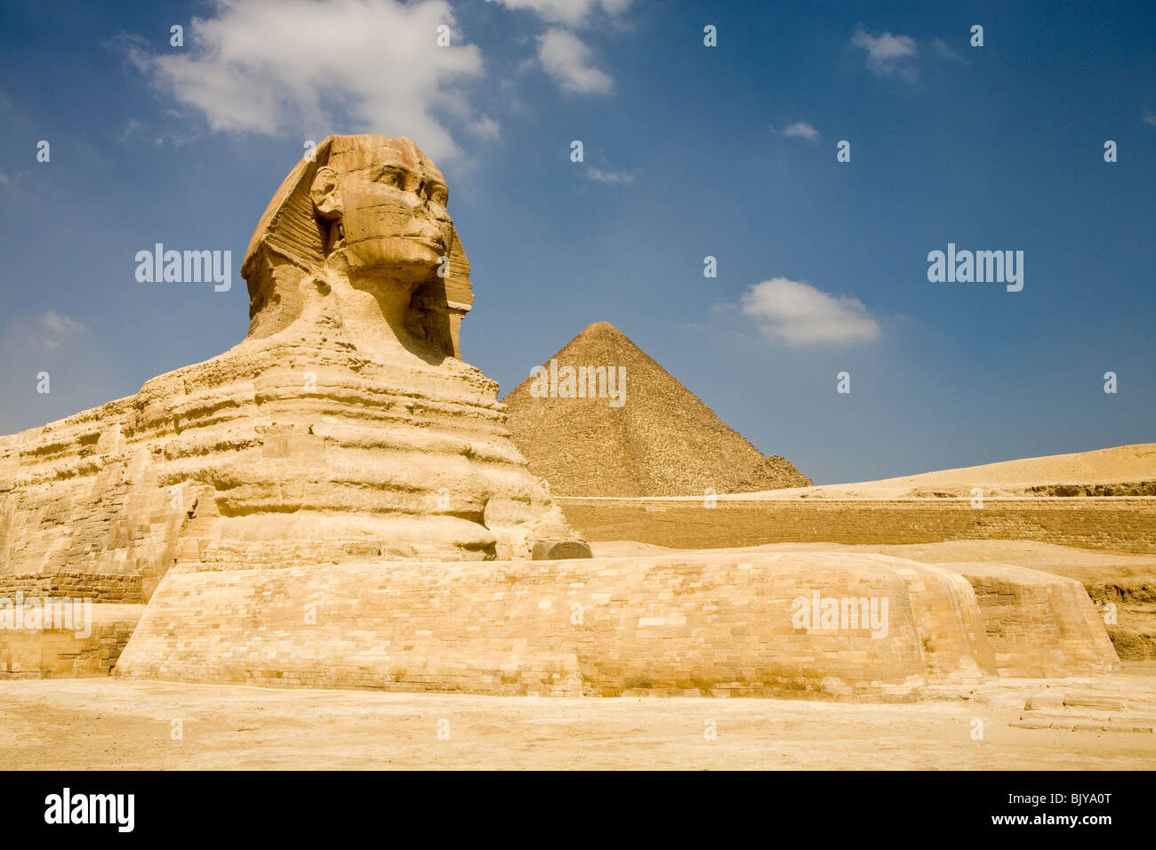 Die große Sphinx von Gizeh, gesehen aus dem Sphinx-Gehäuse mit Pyramide des Cheops im Hintergrund, Kairo, Ägypten Stockfoto
