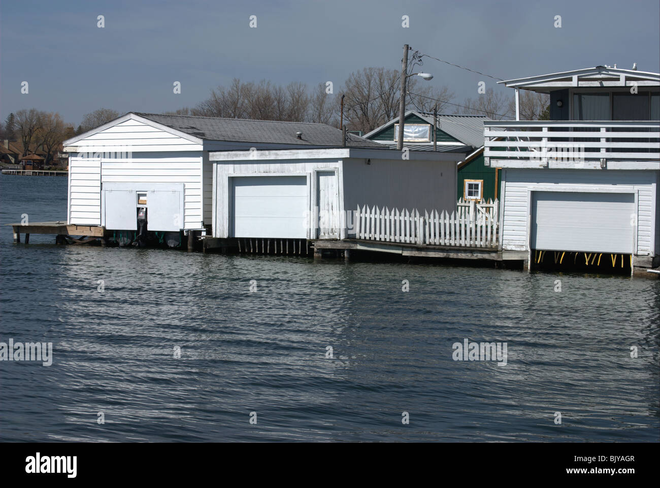 Vintage Hausboote auf Canandaigua Lake NY. Sommer Wohnräume für Bootsfahrer am Ende Stadt Pier. Stockfoto