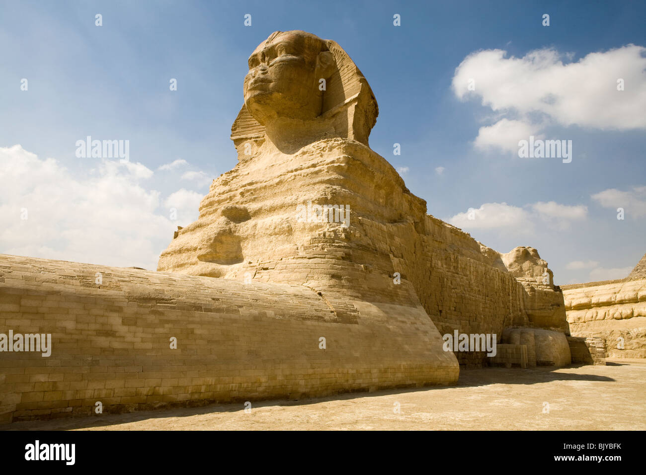 Die große Sphinx von Gizeh, gesehen aus dem Sphinx-Gehäuse mit Pyramide des Cheops im Hintergrund, Kairo, Ägypten Stockfoto