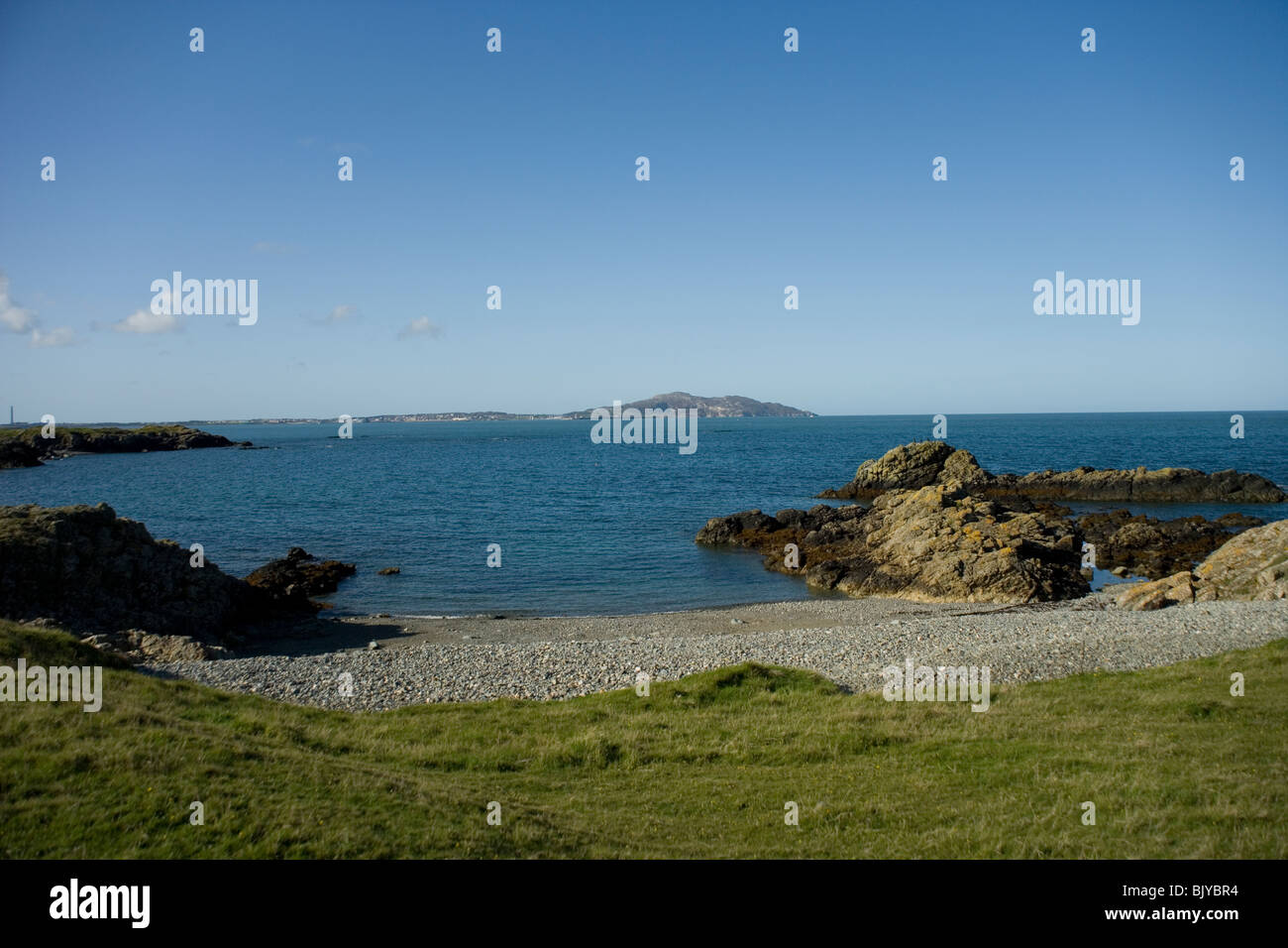 Holyhead Island von Porth Tywyn Mawr und Holyhead Bucht von Küsten-Wanderweg Nord Küste von Anglesey, Nordwales Stockfoto