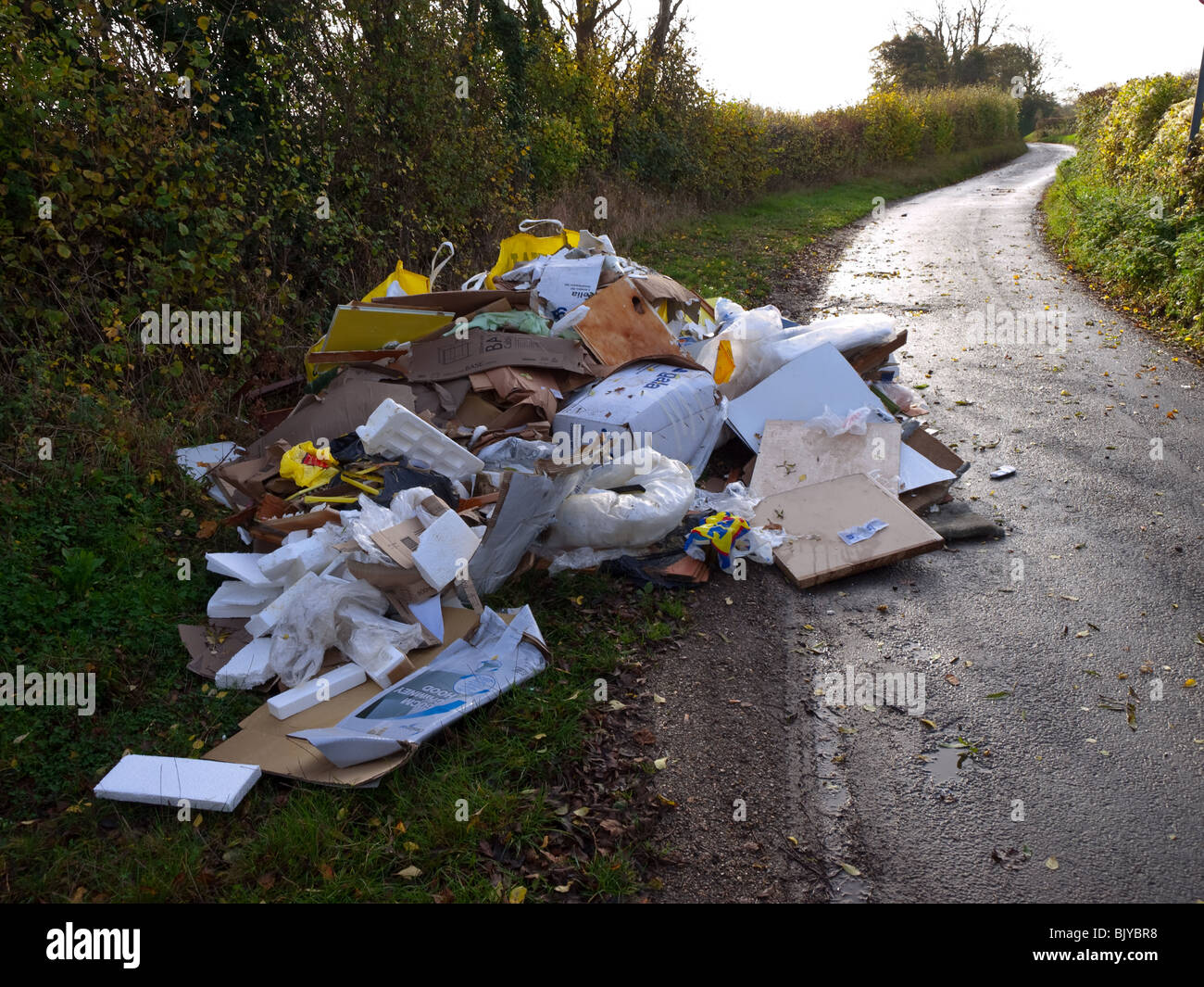 Müll Flytipped auf Landstraße Stockfoto