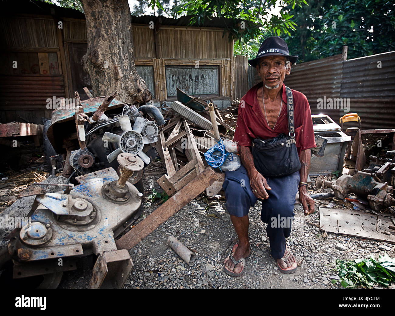 Mann mit Schrott. Dali, Ost-Timor. Stockfoto