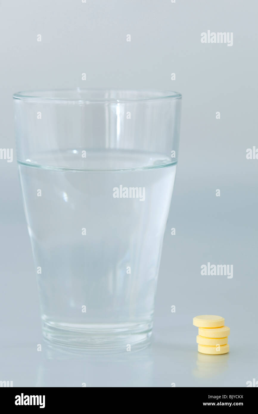 Ein Glas Wasser und Pillen Stockfoto