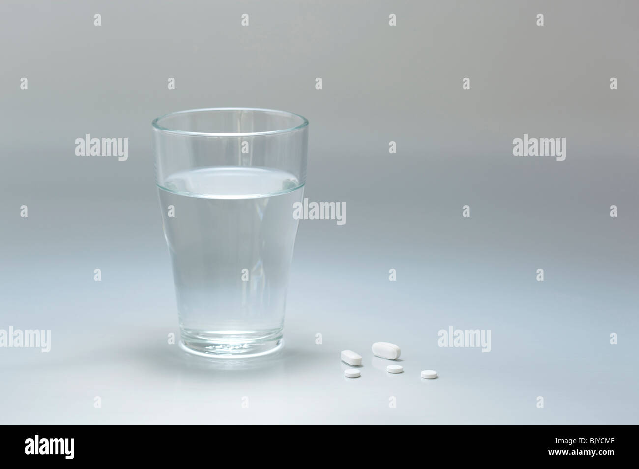 Ein Glas Wasser und Pillen Stockfoto