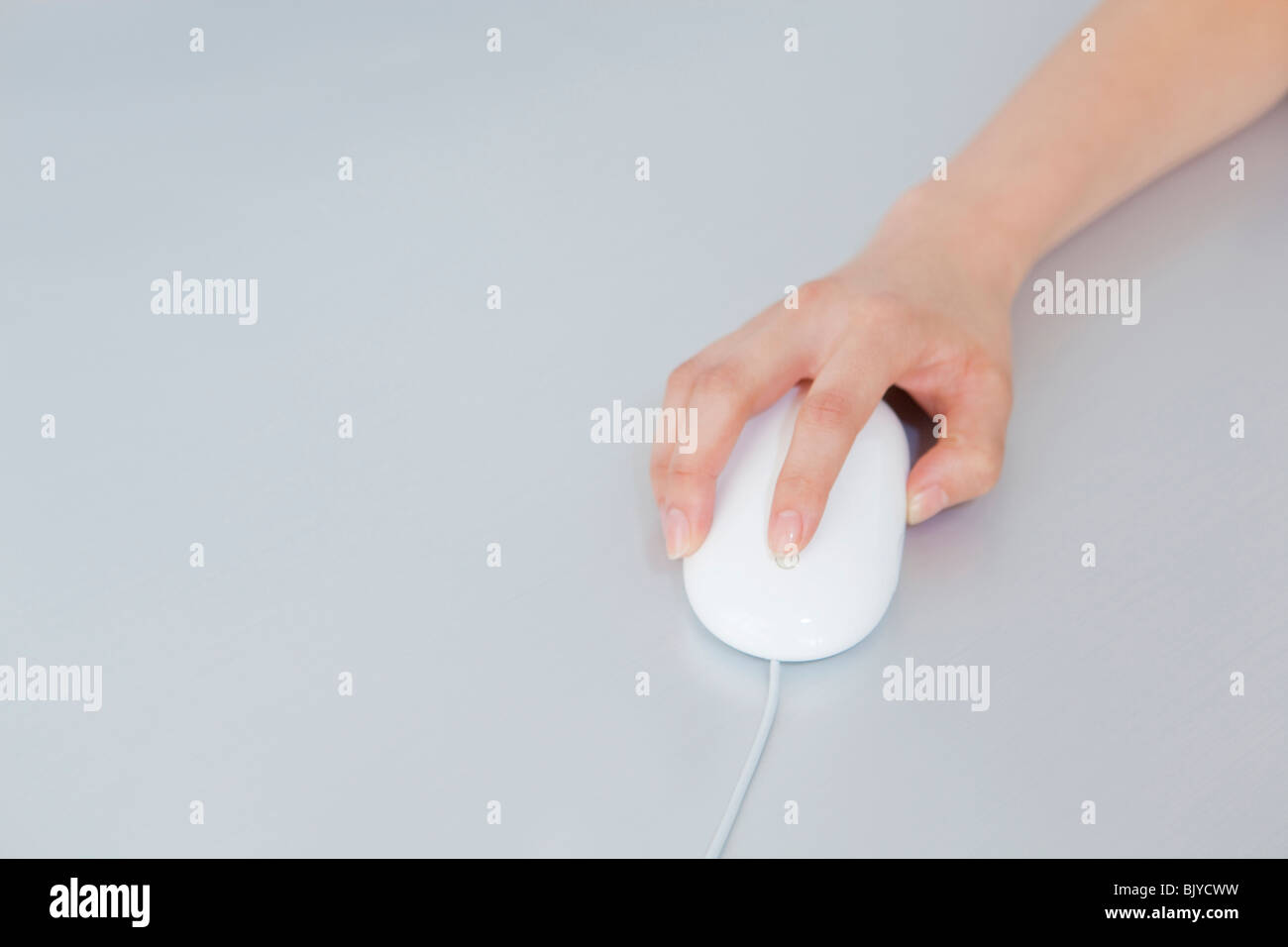 Hand einer Frau mit Computer-Maus Stockfoto