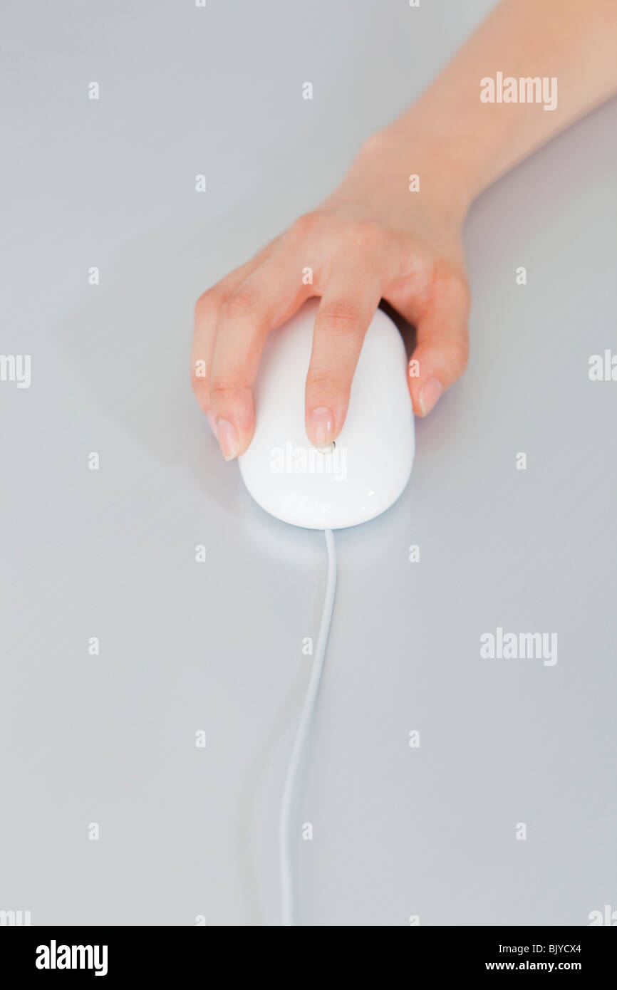 Hand einer Frau mit Computer-Maus Stockfoto