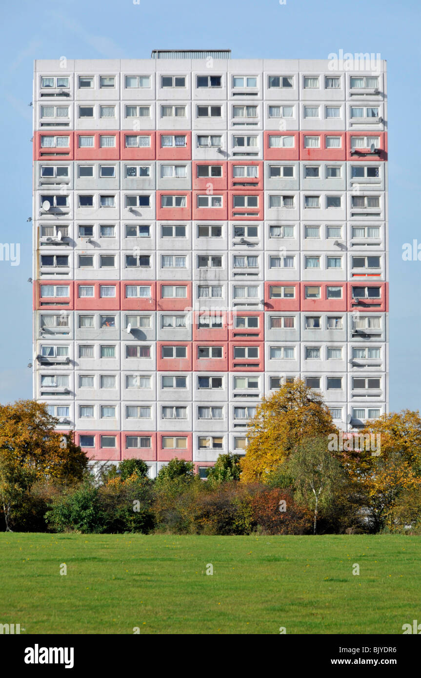 Barking & Dagenham council Hochhaus öffentlichen Wohnsiedlung Betonfertigteil Wohnblock neben Castle Green Park East London England Großbritannien gebaut Stockfoto