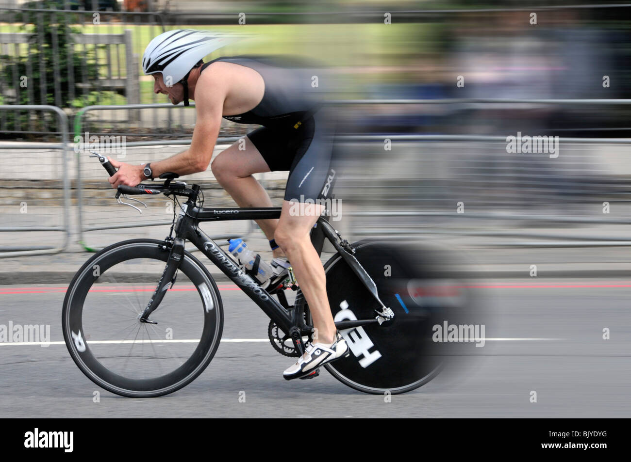Zyklus-Rennrad auf öffentlichen Straßen, die für den normalen Verkehr  Digital Schwerpunkt Geschwindigkeit verändert Stockfotografie - Alamy