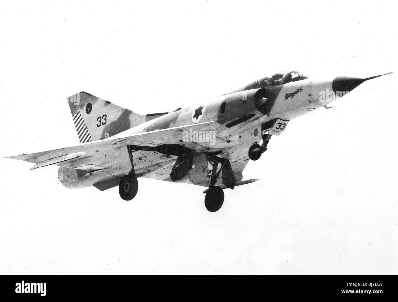 Israelische Luftwaffe Dassault Mirage IIICJ Jagdflugzeug im Flug - Archivierung Schwarzes und weißes Bild Stockfoto