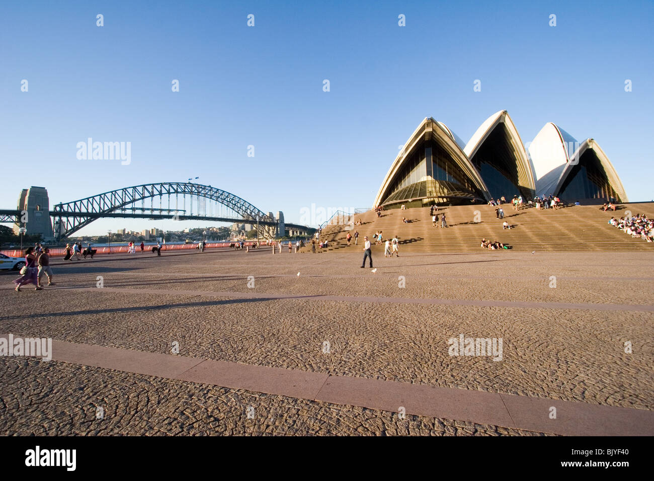 Sydney Opera House und Harbour Bridge mit plaza Stockfoto