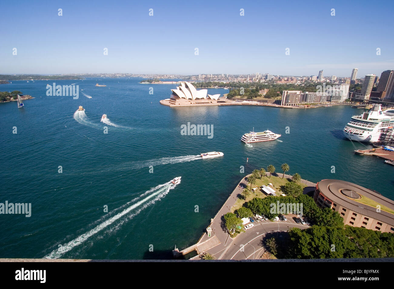 Sydney Harbour mit Opernhaus-Blick von der Harbour bridge Stockfoto