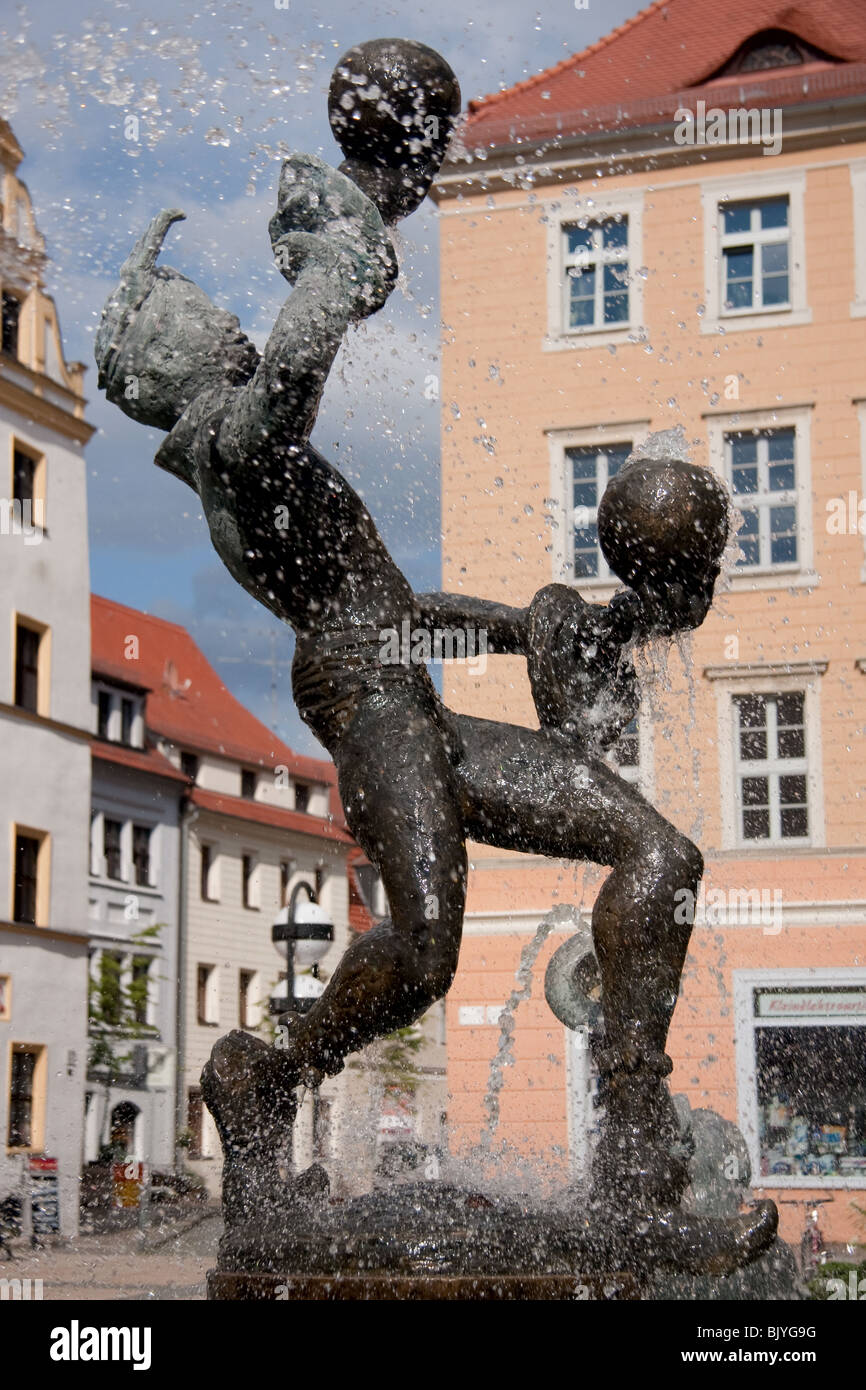Ein Brunnen eines Mannes Jonglieren mit Bällen in Torgau Sachsen Deutschland Stockfoto
