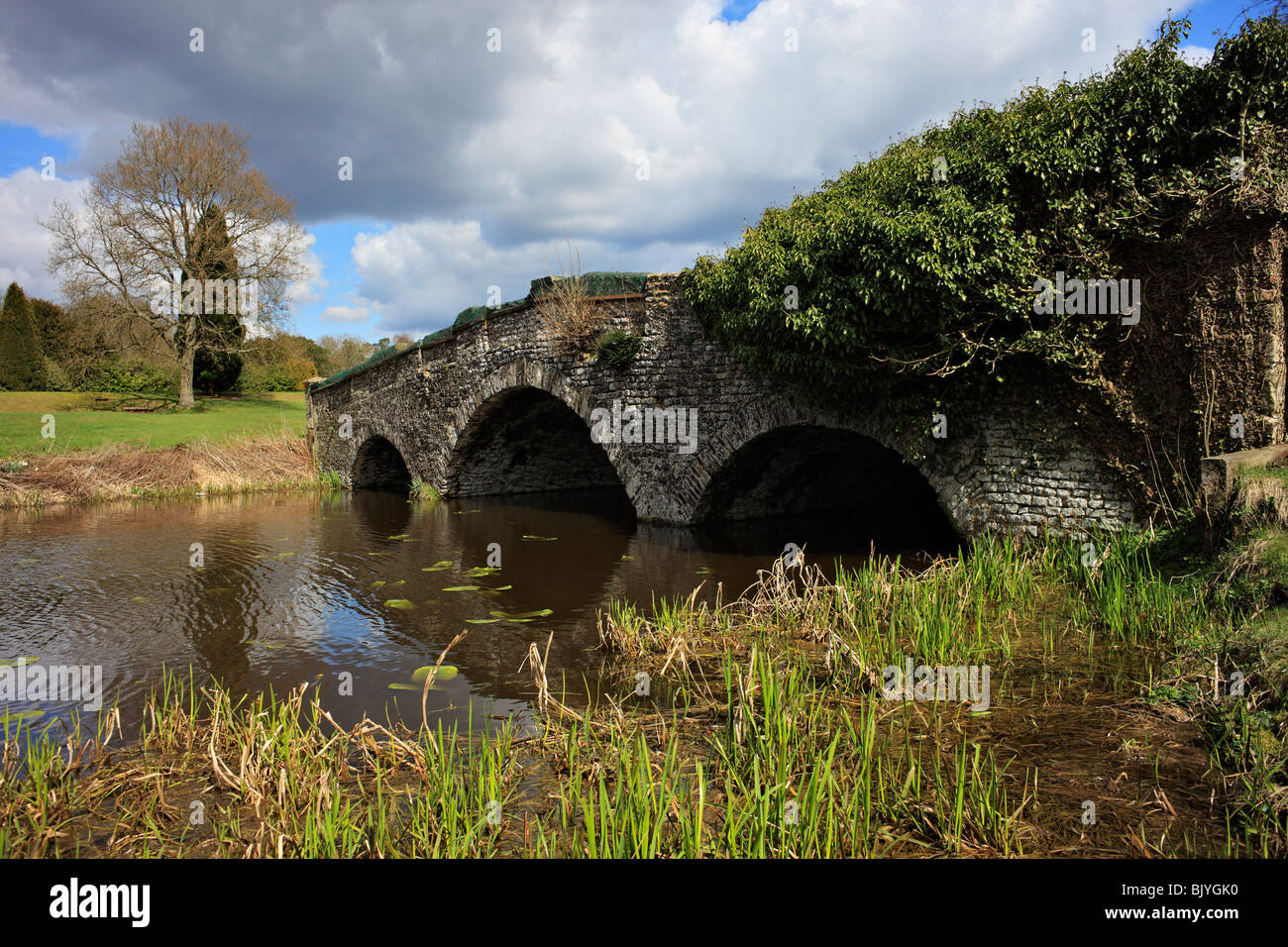 Alte Stein gewölbten Brücke. Stockfoto