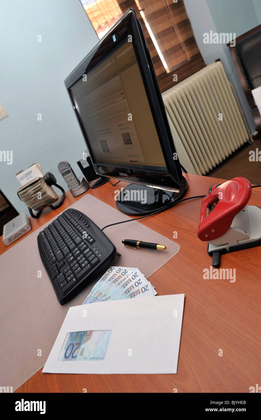Umschlag mit Geld auf einem Schreibtisch Stockfoto