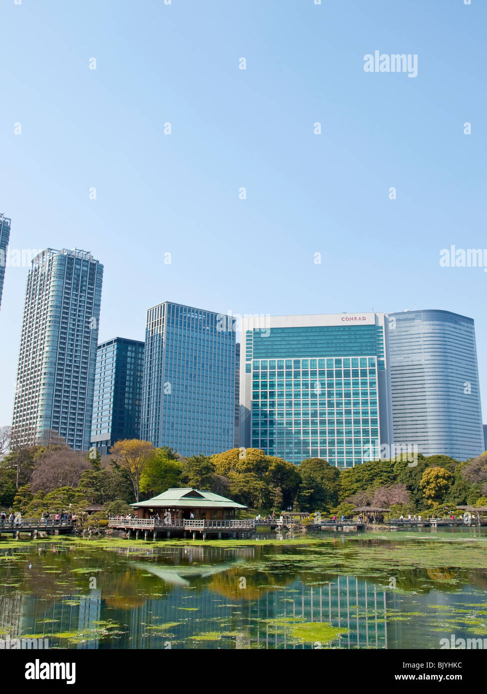 Wolkenkratzer über japanische Garten in Tokio, Japan Stockfoto