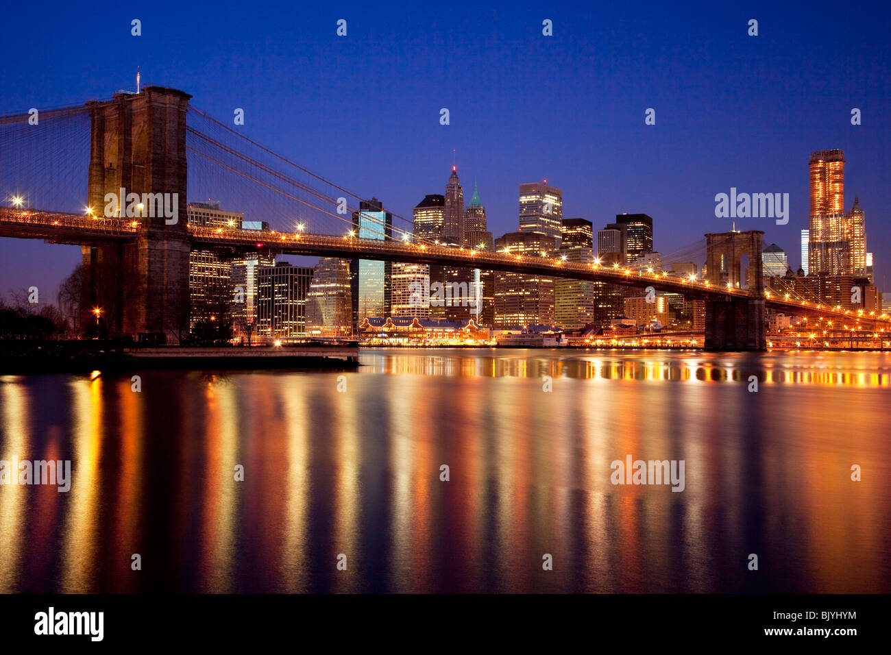 Die Brooklyn Bridge und Gebäuden von Lower Manhattan Financial District, New York City, USA Stockfoto
