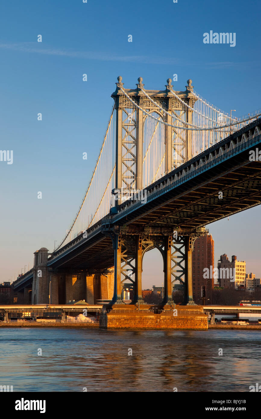 Am frühen Morgen an der Manhattan Bridge in New York City USA Stockfoto