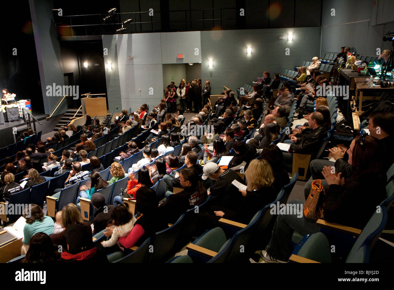 Menschenmenge überfüllt Menschen Raum voller Füllung Bühne Kino Theater Konzertsaal Stockfoto