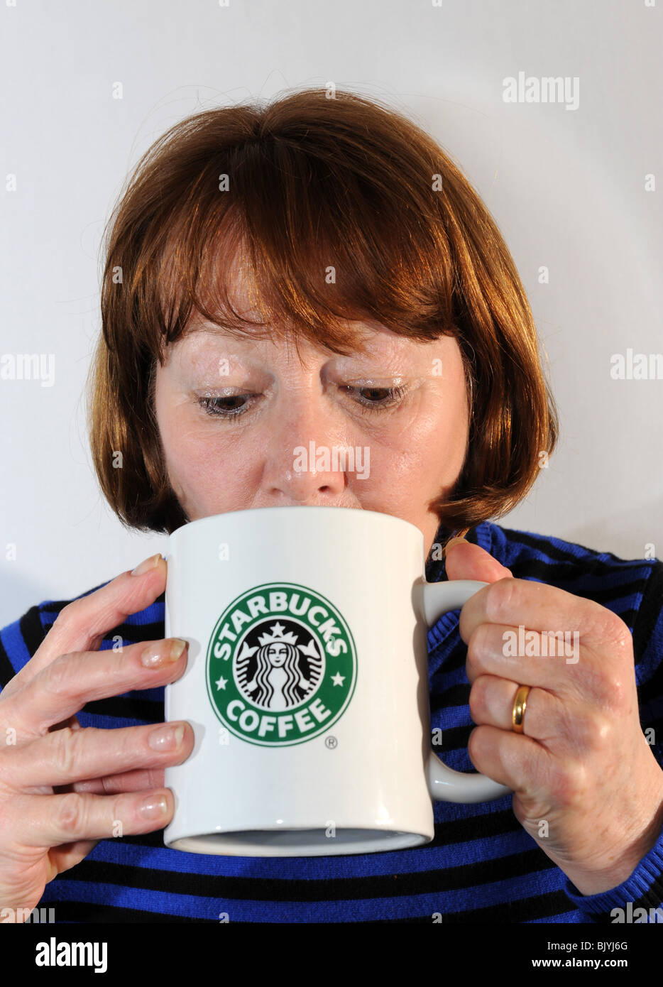 Starbucks Mugs At Starbucks Stockfotos und -bilder Kaufen - Alamy