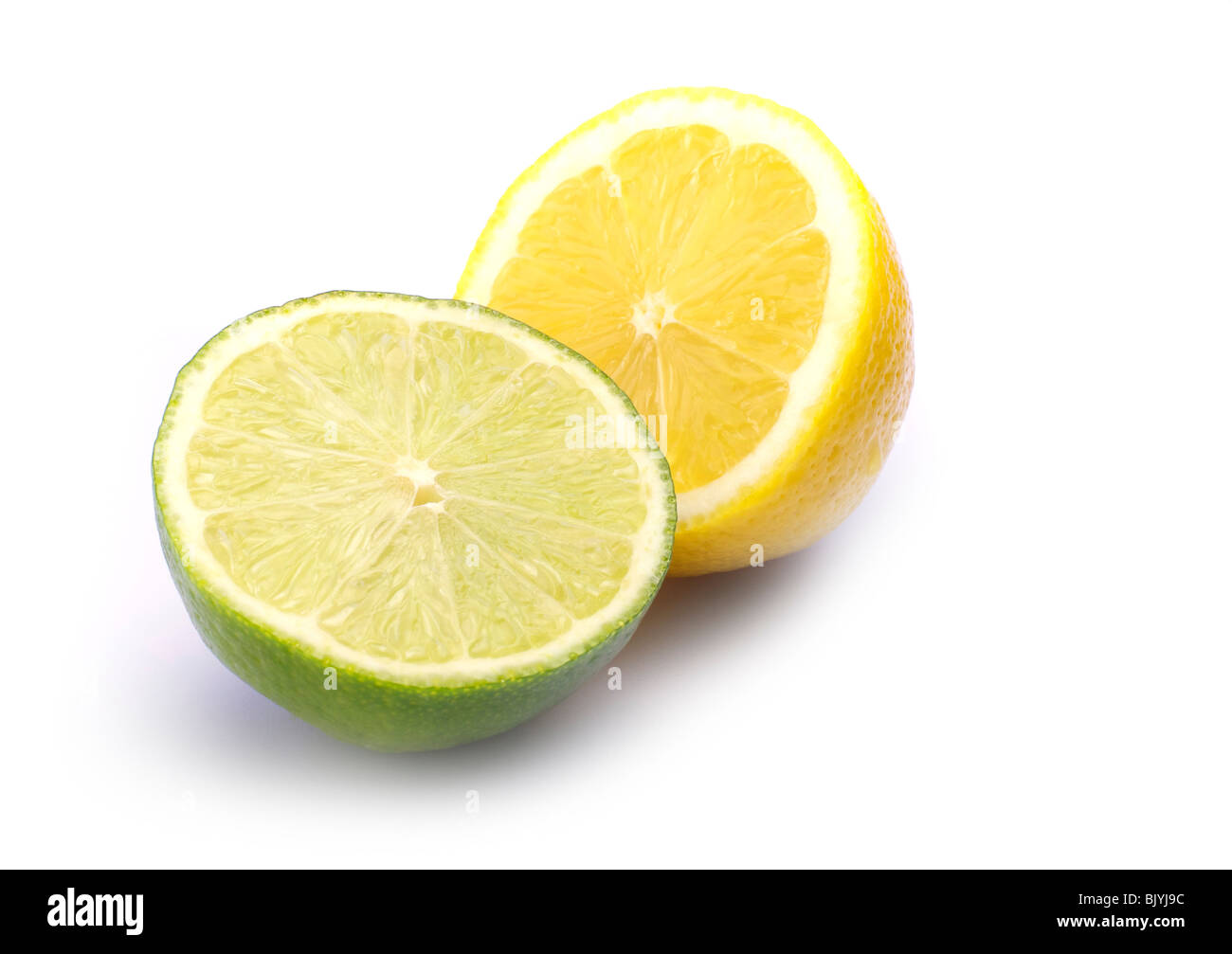 Eine halbe Limette und einer halben Zitrone auf weißem Hintergrund Stockfoto
