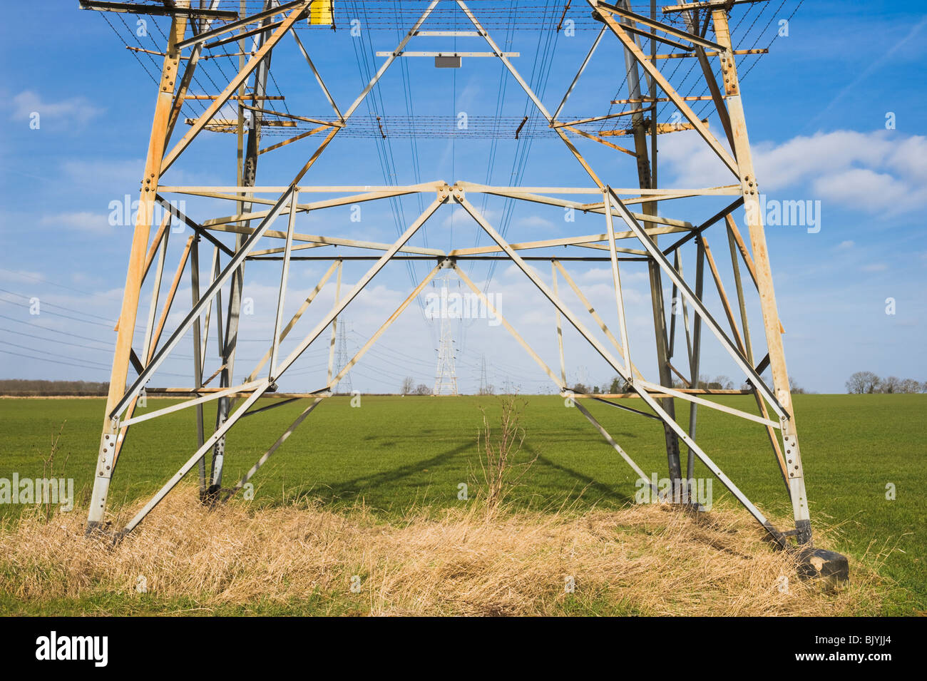 Strom-Pylon und Stromleitungen in der Nähe von Helpston, Cambridgeshire Stockfoto