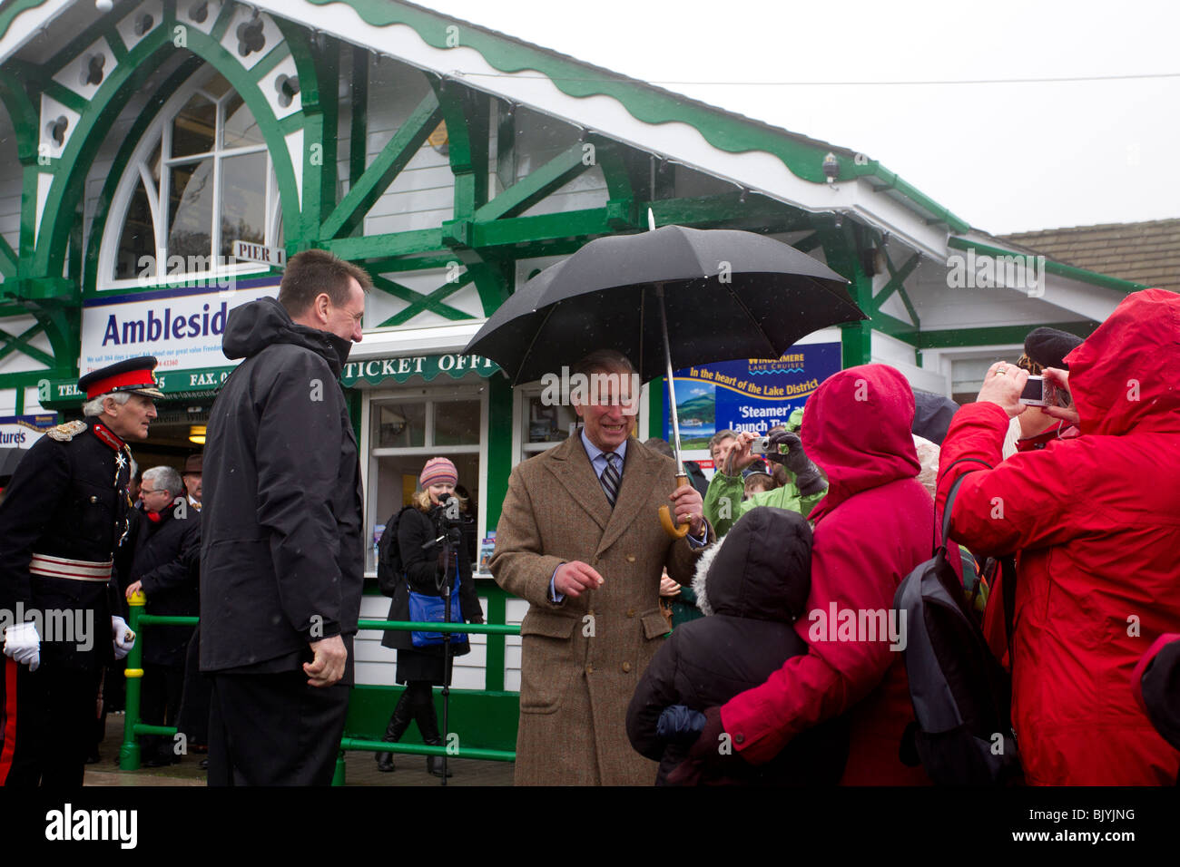 Königlicher Besuch: Prinz Charles Besuch in Ambleside nach den Überschwemmungen im November 2009 trifft Süden Seen Unternehmen 31. März 2010 Stockfoto