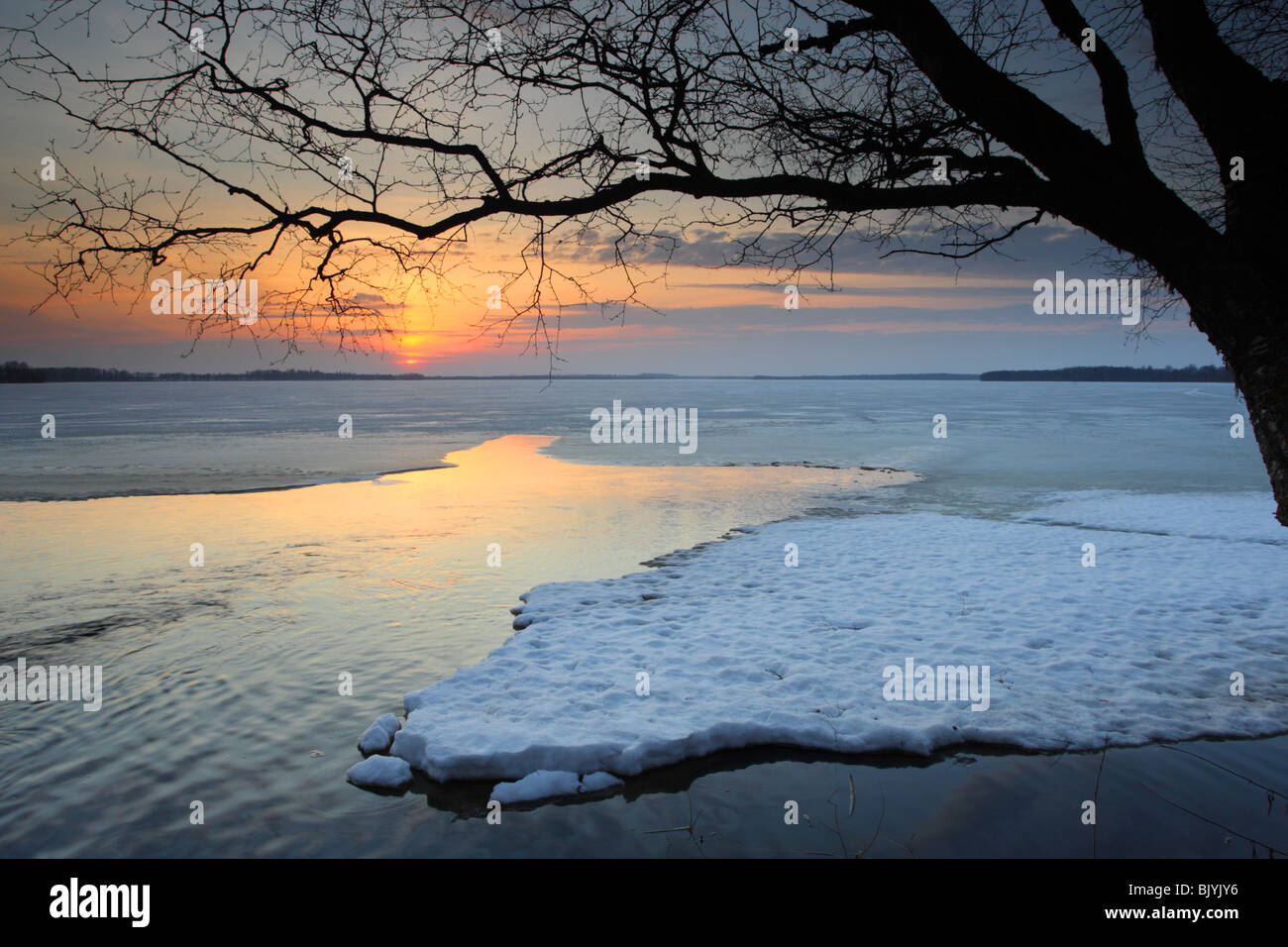 Blick auf den Sonnenuntergang am See Saadjärv. Eisschmelze, Ende März - Anfang des Frühlings. Stockfoto