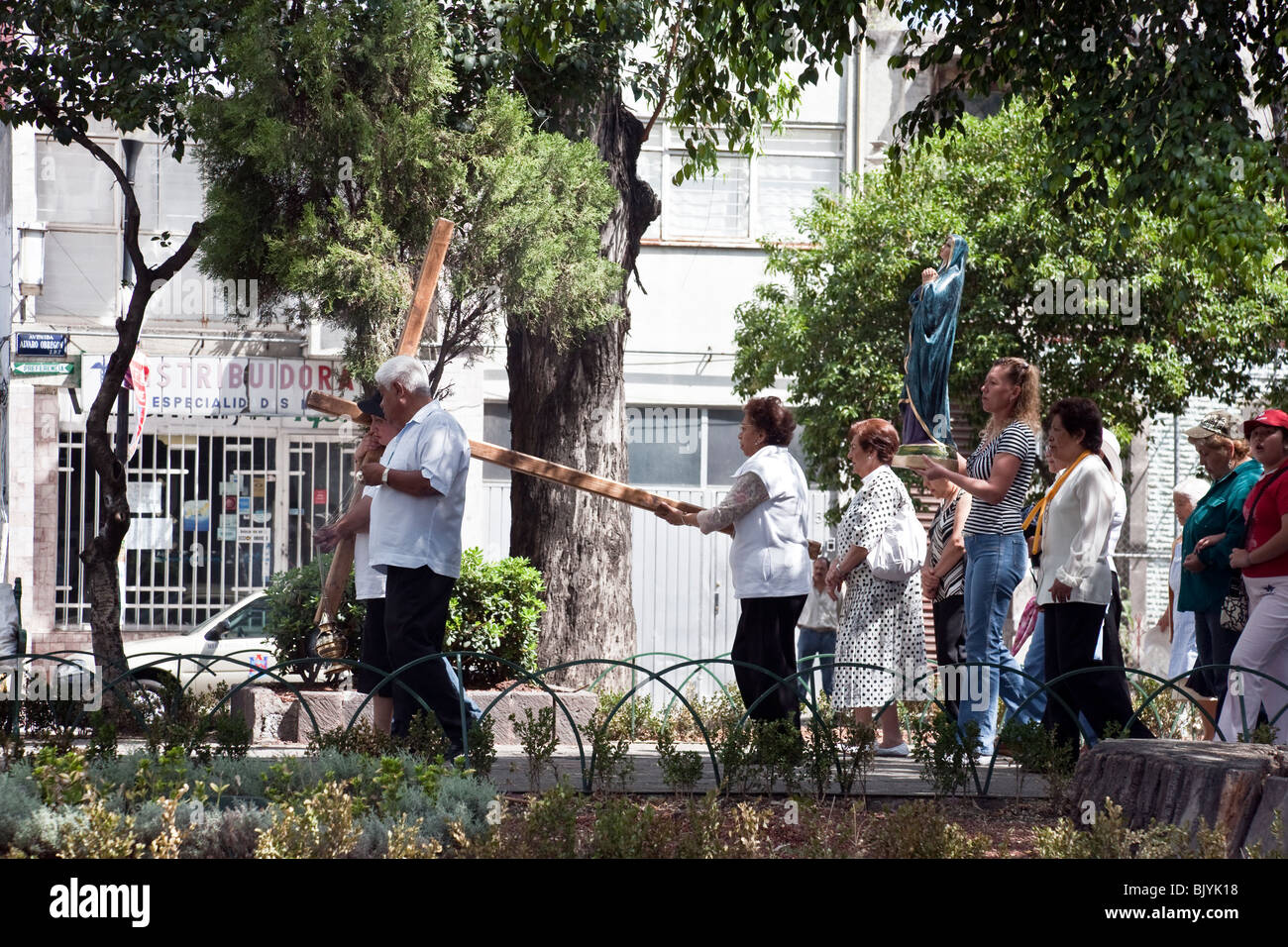 heterogene Gruppe, die Gläubige Menschen, die die hölzernen Kreuz & Gesang, durchführen der Kreuzweg am Karfreitag Roma Viertel Mexiko-Stadt Stockfoto