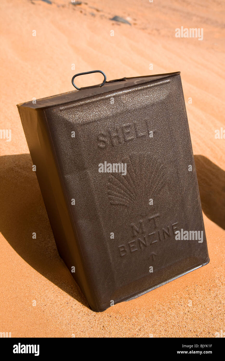 Rostenden Metall Kanister mit Shell-Logo aus dem 2. Weltkrieg Zeit  aufgegeben in Ägyptens westlichen Wüste, Sahara übrig Stockfotografie -  Alamy
