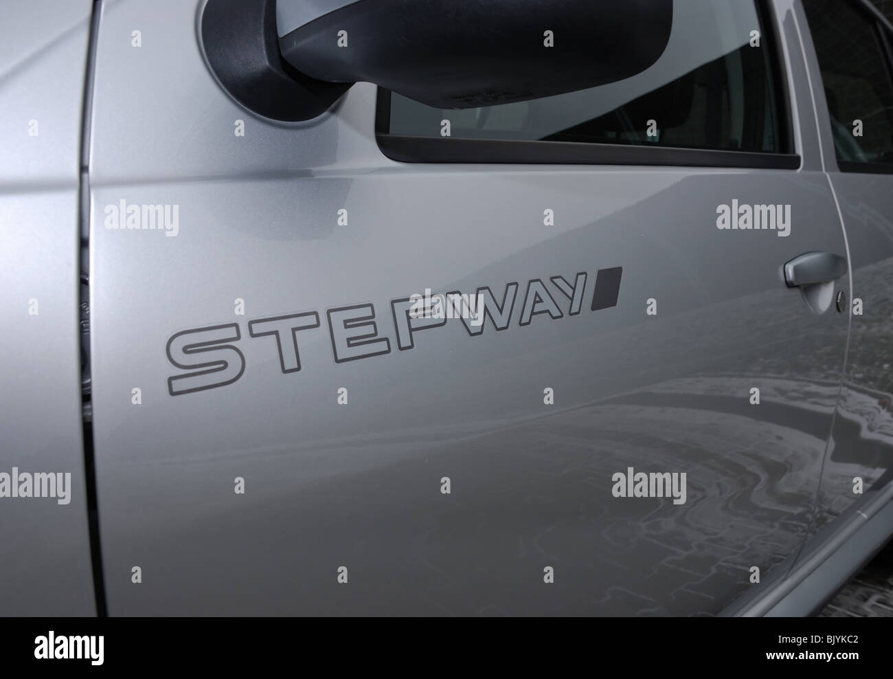 Dacia Sandero Stepway 1.5 dCi - meine 2009 - Silber - fünf Türen (5D) - Kleinwagen Stadtauto - Stepway Logo (Aufkleber) an Türen Stockfoto