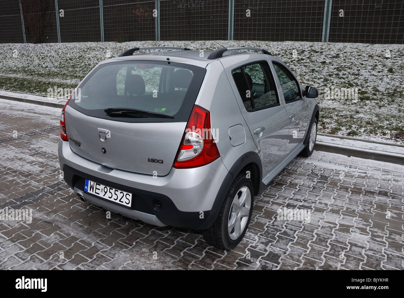 Dacia Sandero Stepway 1 5 Dci Meine 09 Silber Funf Turen 5d Kleinwagen Stadtauto Stellplatz Parkplatz Stockfotografie Alamy