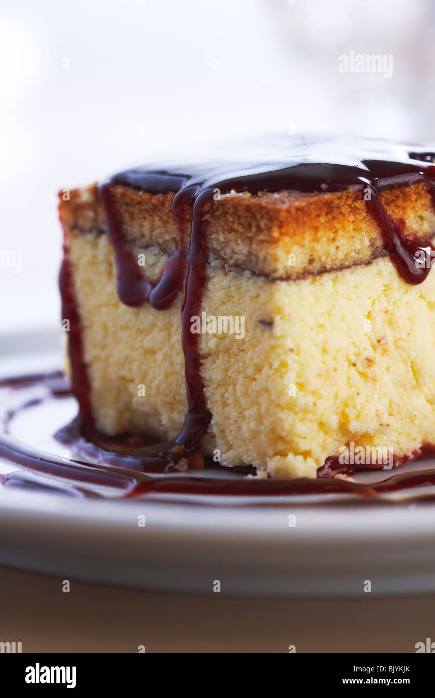 Nahaufnahme der Käsekuchen mit Marmelade auf einem Teller. Stockfoto