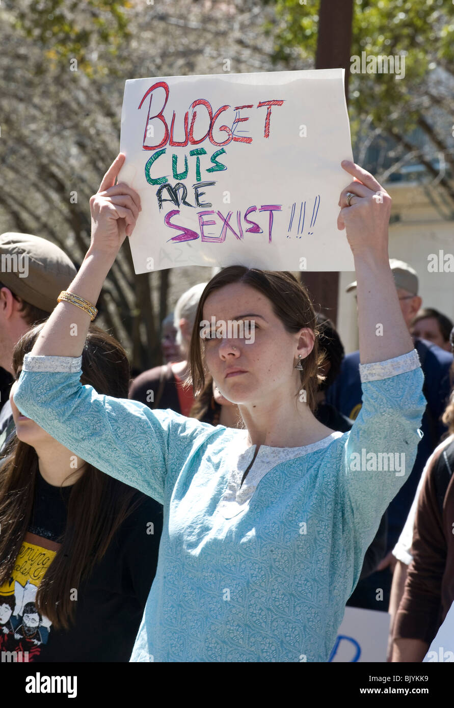 Weibliche College-Student hält Schild mit der Aufschrift "Budgetkürzungen sind sexistische" bei einem Protest gegen Haushalt schneidet an der University of Texas Stockfoto