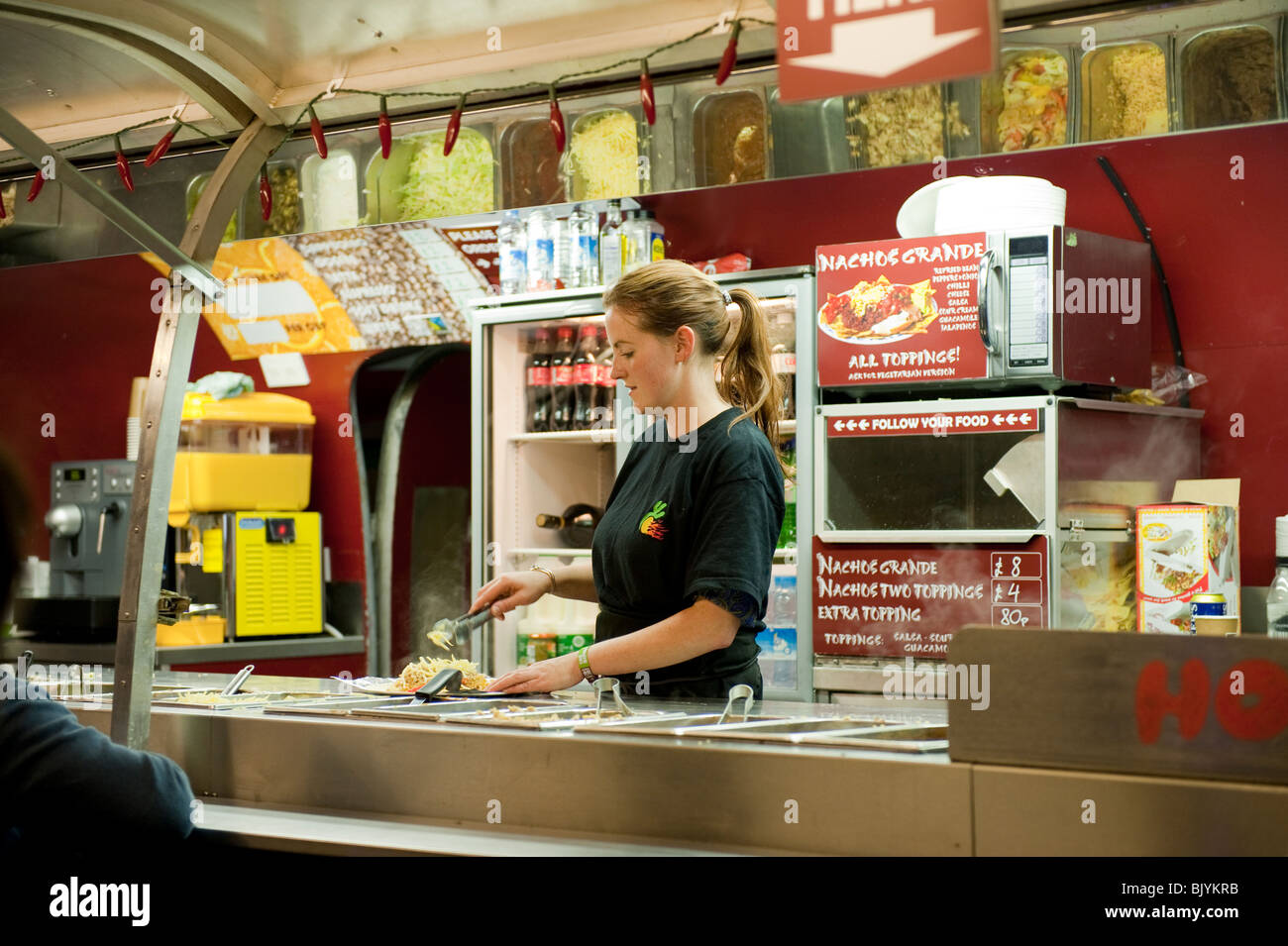 Junge Frau dient Fast-Food Rock Festival Stockfoto