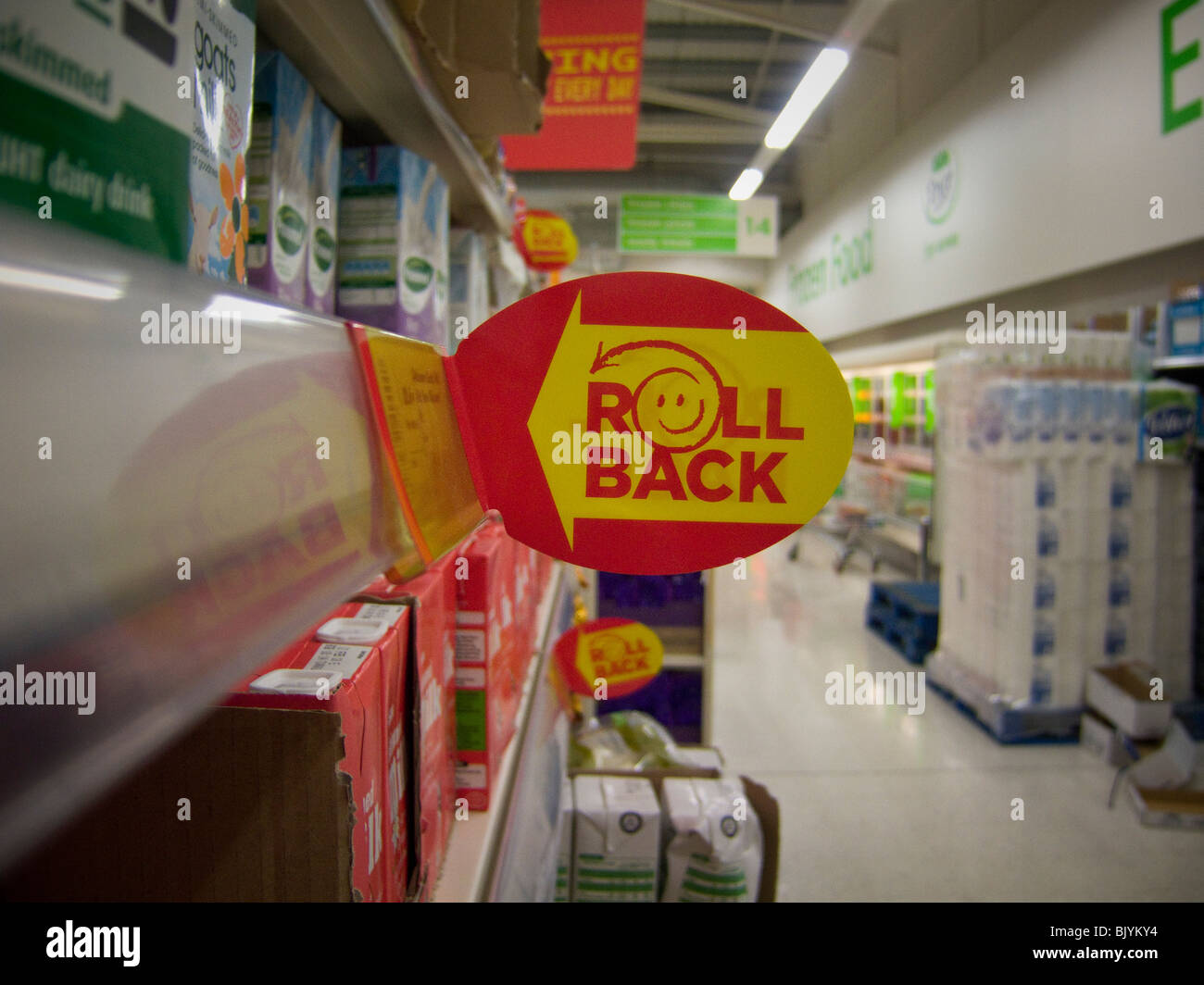 Melden Sie ein "Roll-Back [die Preise]" in einem ASDA Speicher in Großbritannien. Stockfoto