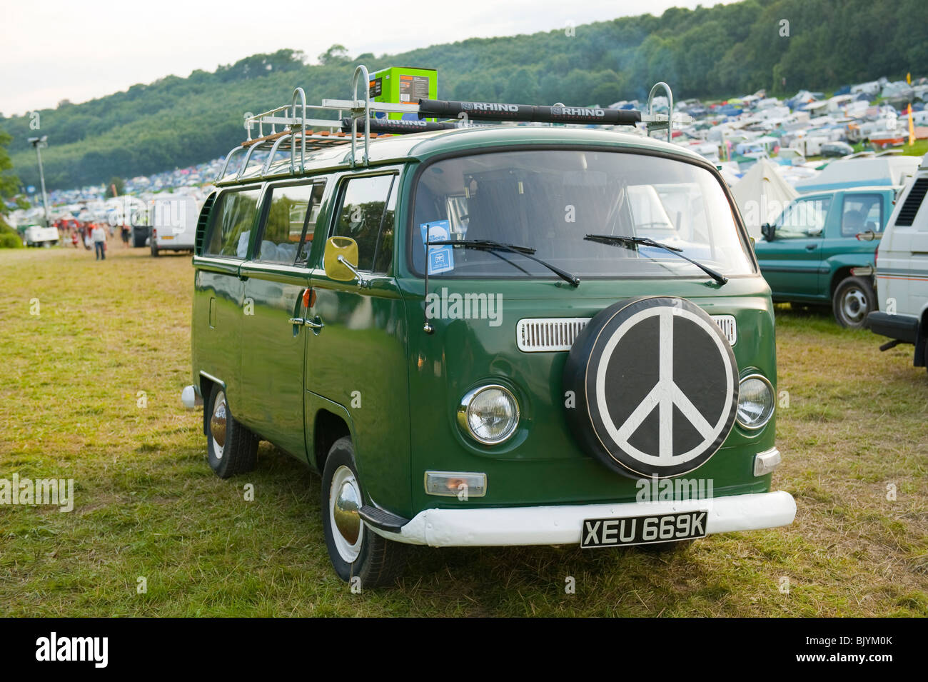 Alte grüne Volkswagen Camper Van mit CND-symbol Stockfoto