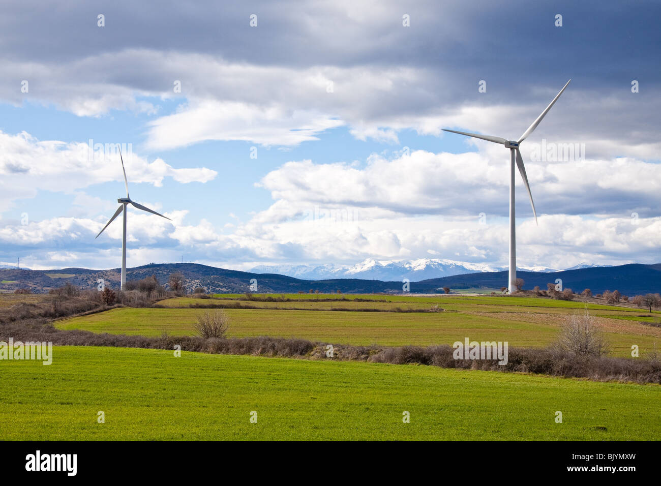 Windkraftanlagen auf grünen Wiesen Stockfoto