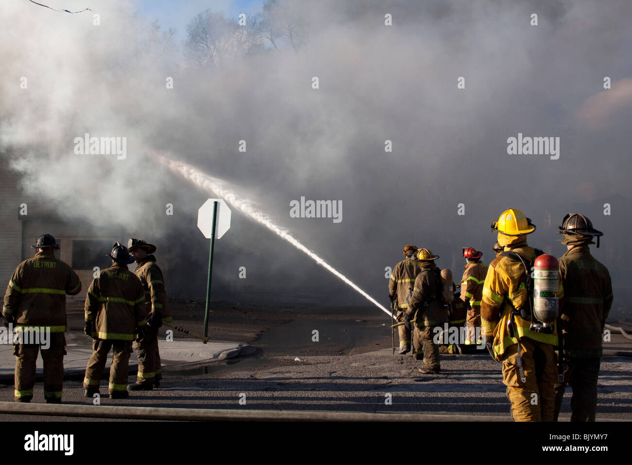 Feuerwehrmänner arbeiten Master Stream am 2. Alarm Feuer Detroit Michigan USA von Dembinsky Foto Assoc Stockfoto