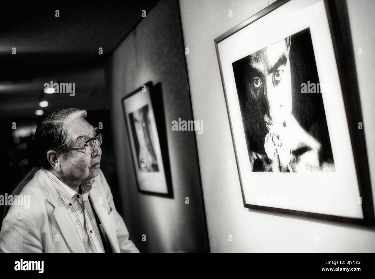 Japanische Fotograf und Filmemacher Eikoh Hosoe schaut ein Druck von einem seiner Porträts des Novelist Yukio Mishima in Tokio Stockfoto