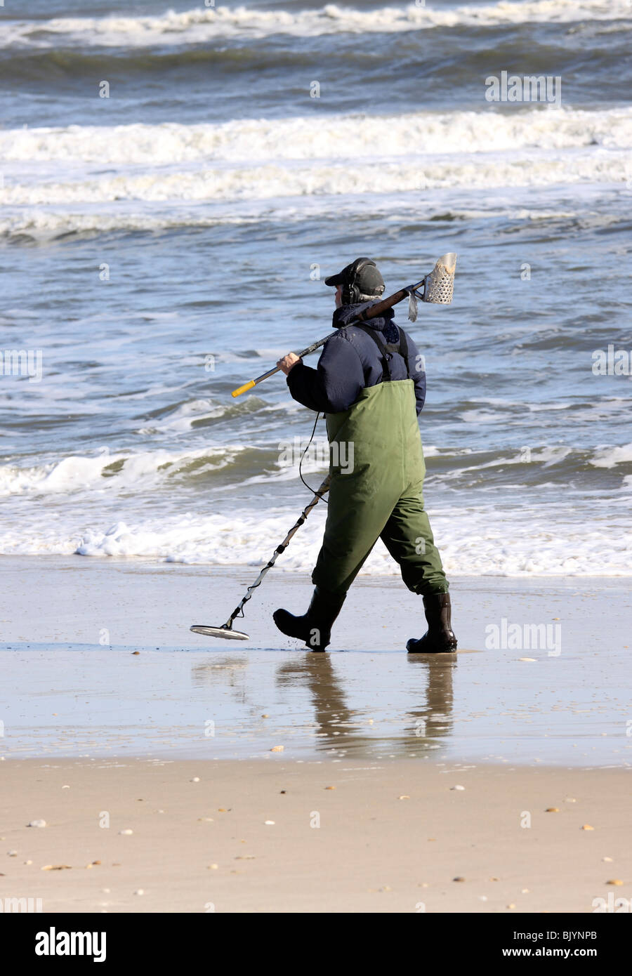 Mann auf der Suche nach einem Schatz mit Metalldetektor, Smith Point Beach, Long Island Stockfoto