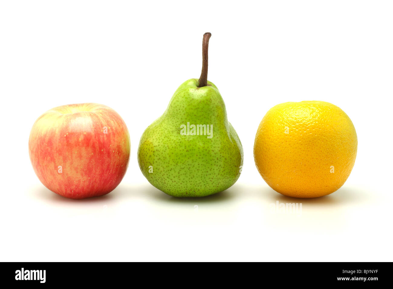 Apfel, Birne und Orange in einer Reihe auf weißem Hintergrund angeordnet Stockfoto