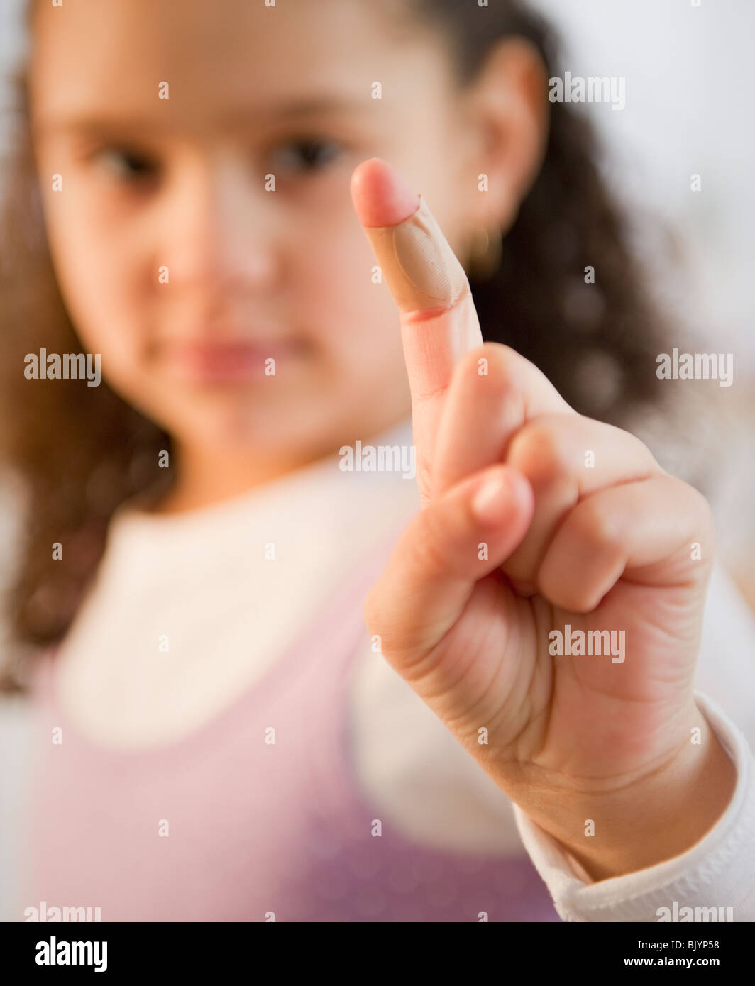 Hispanischen Mädchen mit Bandage am finger Stockfoto