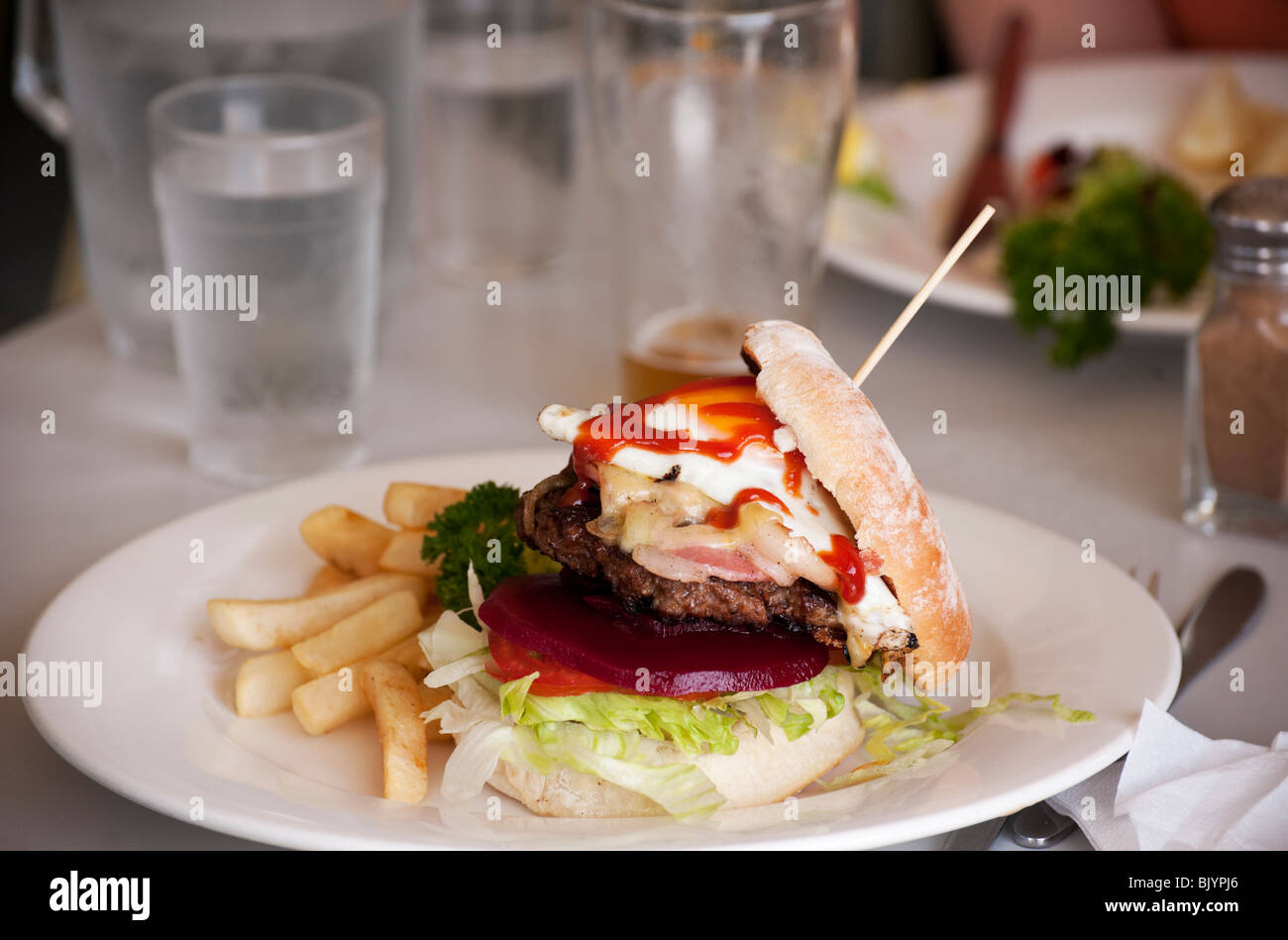 Eine australische Hamburger mit "Menge", die rote Beete enthält und und ein Spiegelei in Coffs Harbour Surf Club Stockfoto