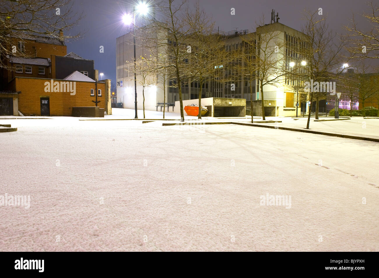 Schnee bedeckte Parkplatz nachts leer Stockfoto