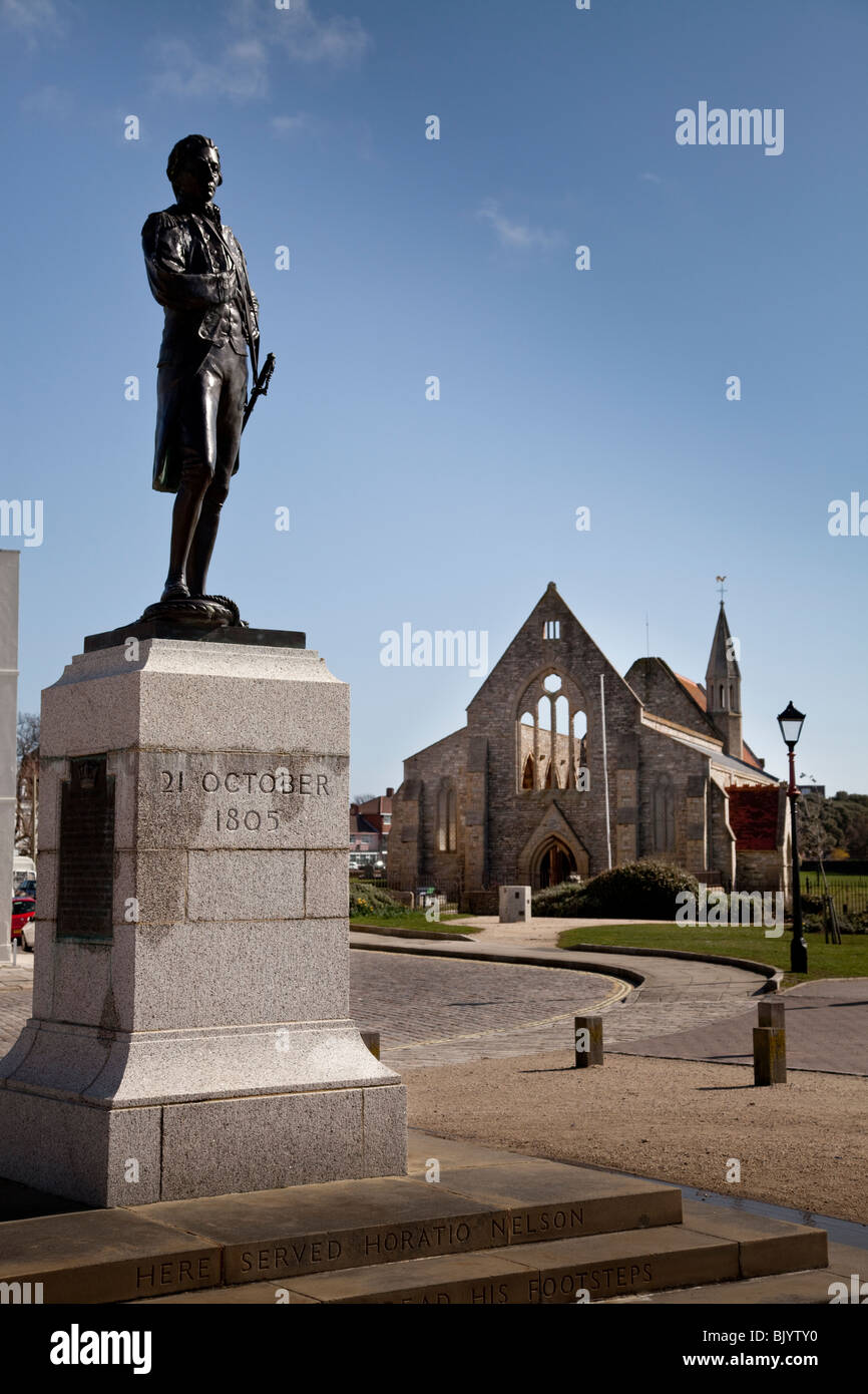 Statue von Horatio Nelson vor königliche Garnison-Kirche, die älteste britische Garnison-Kirche in der Welt, in Old Portsmouth UK. Das Dach der Schurke war im zweiten Weltkrieg verloren und nie ersetzt Stockfoto