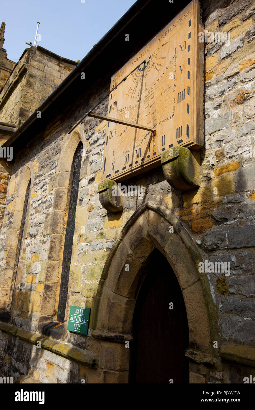 Sonnenuhr am Eyam Kirche, Pest Dorf, Derbeyshire, Peak District. Stockfoto